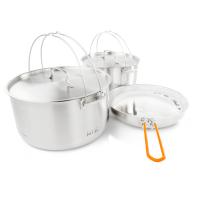Enormous and indestructible – this stainless steel cookset handles troops up to ten people